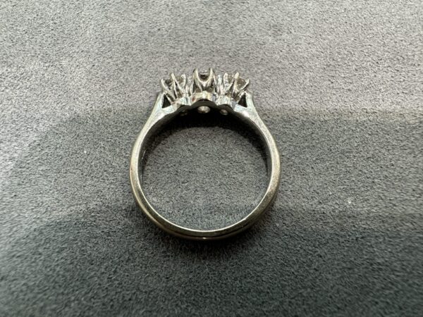 18CT 750 18k White GOLD, Three DIAMOND Ring - Image 3