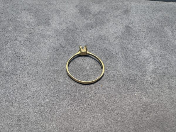 18k 18ct 750 Gold Ring 1.58g