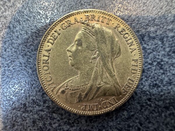 1900 Victoria Veiled Head Gold Full Sovereign coin - Image 3