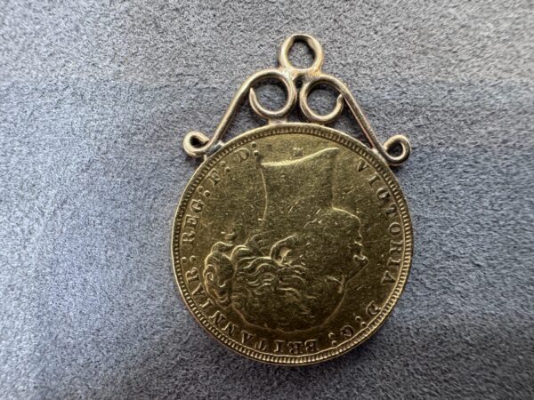 1879 Victoria Young Head Gold Full Sovereign Coin with 9ct gold - Image 4