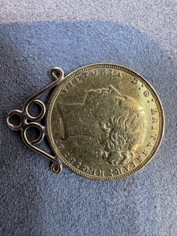 1879 Victoria Young Head Gold Full Sovereign Coin with 9ct gold - Image 5