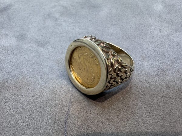 Half Sovereign Ring on 9k 9ct 375 Gold 16.84g