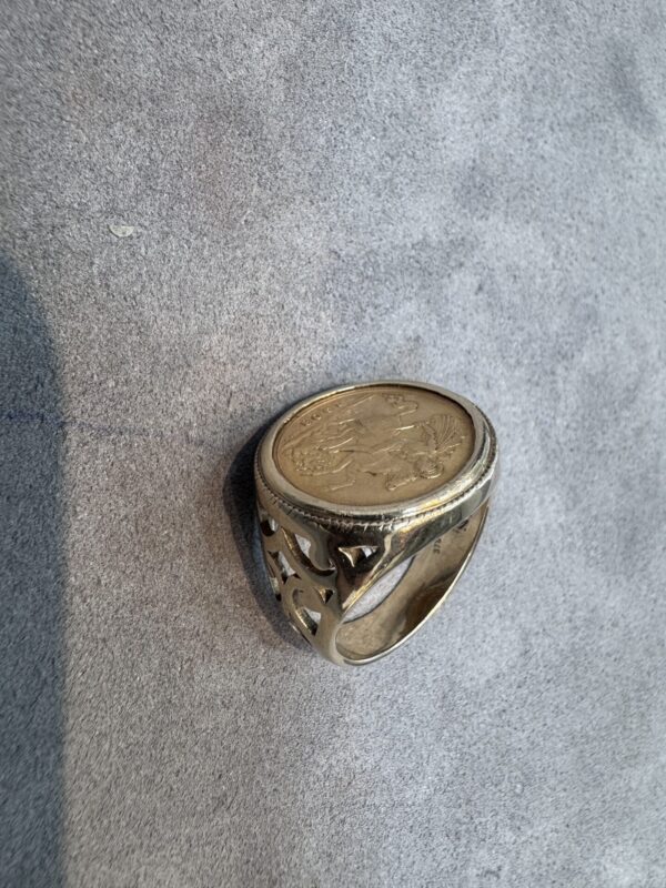 Half Sovereign Ring on 9k 9ct 375 Gold 14.61g